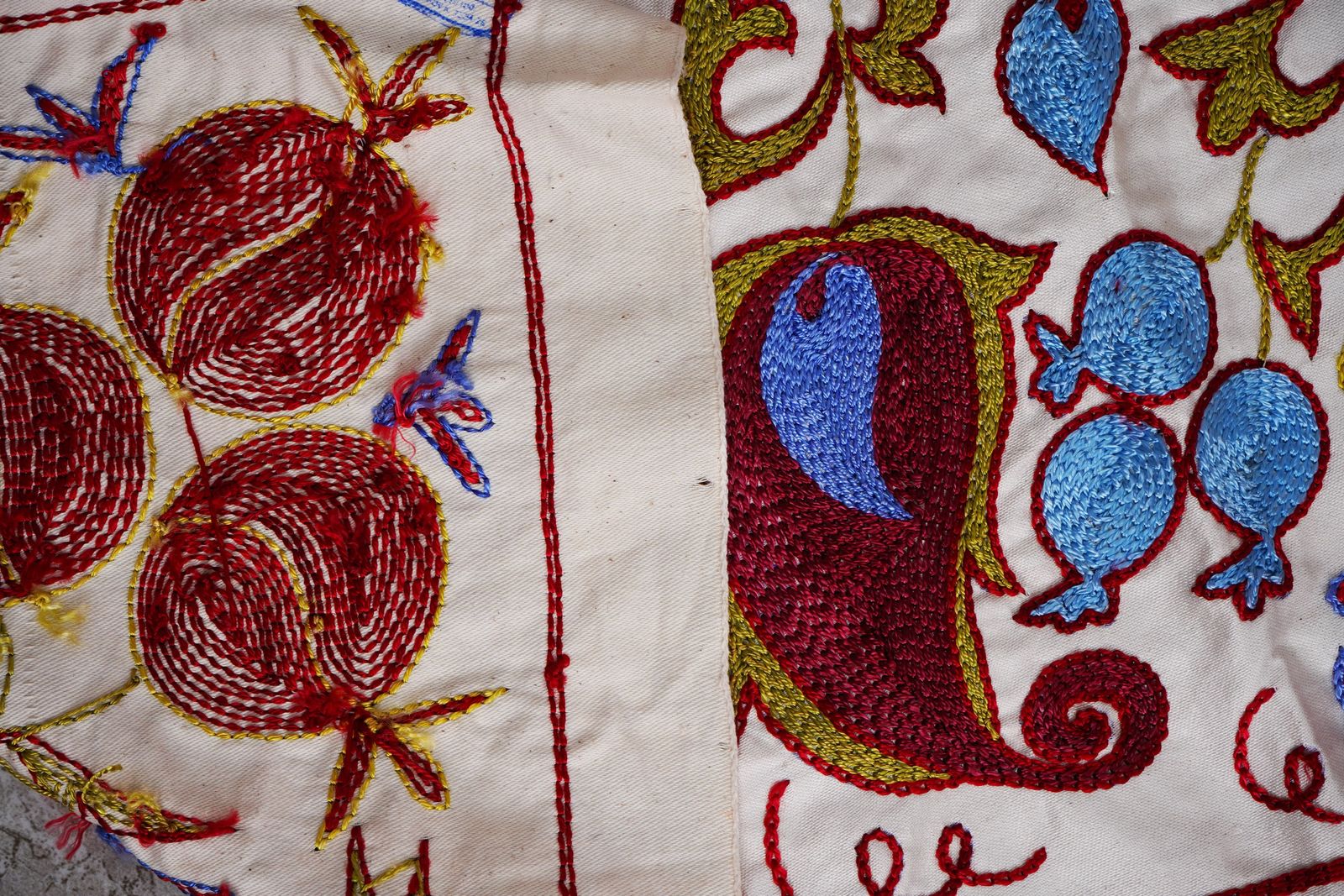 400.0 Suzani Tapestry – White Base With Horse And Pomegranate Motifs 3'2'' X 6' photo