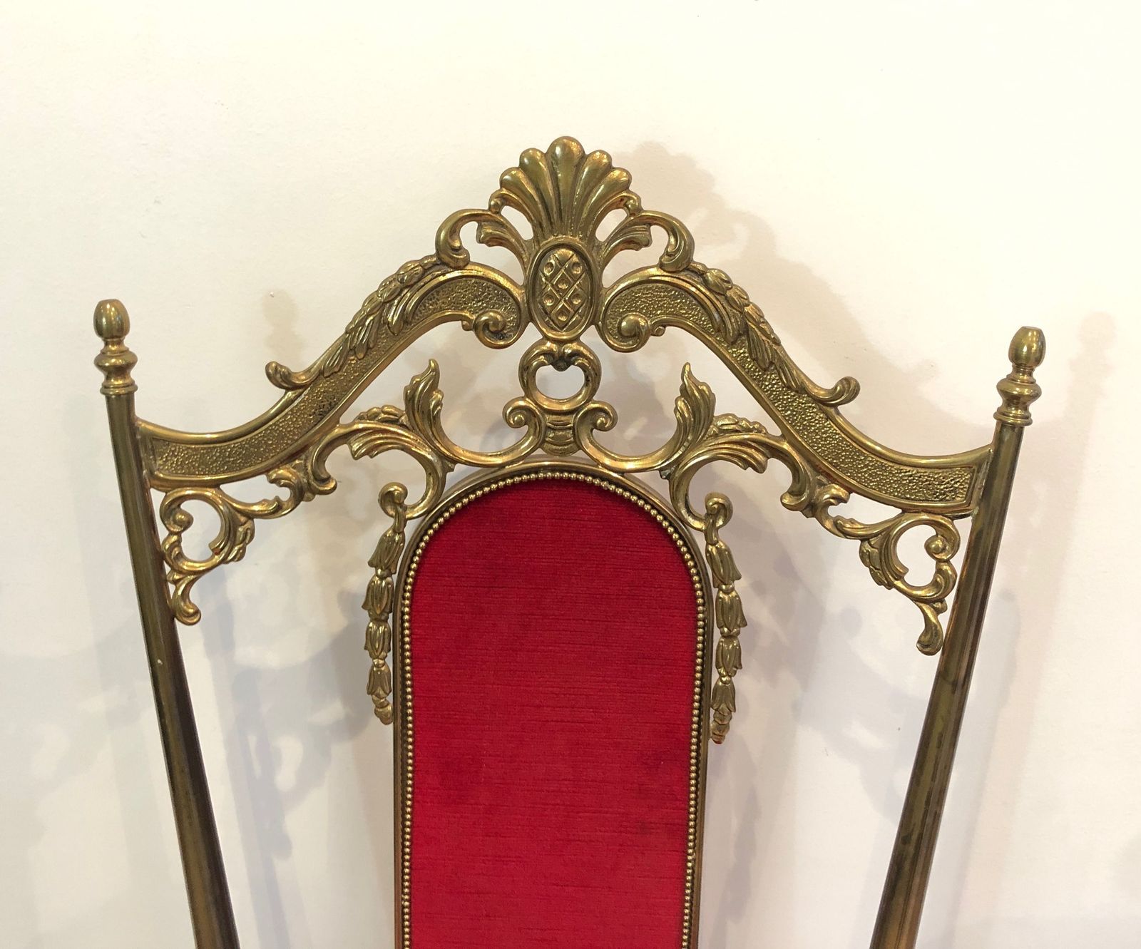 photo furniture Set Of 4 Brass And Red Velvet Chairs
