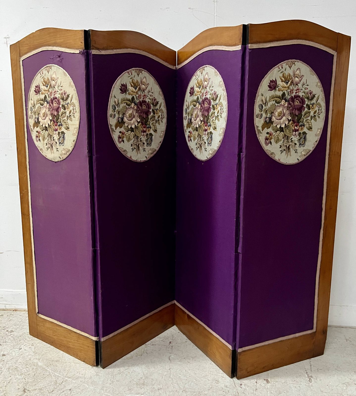 photo vinterior Four Panel Screen Decorated With An Oval Tapestry From The 20th Century.