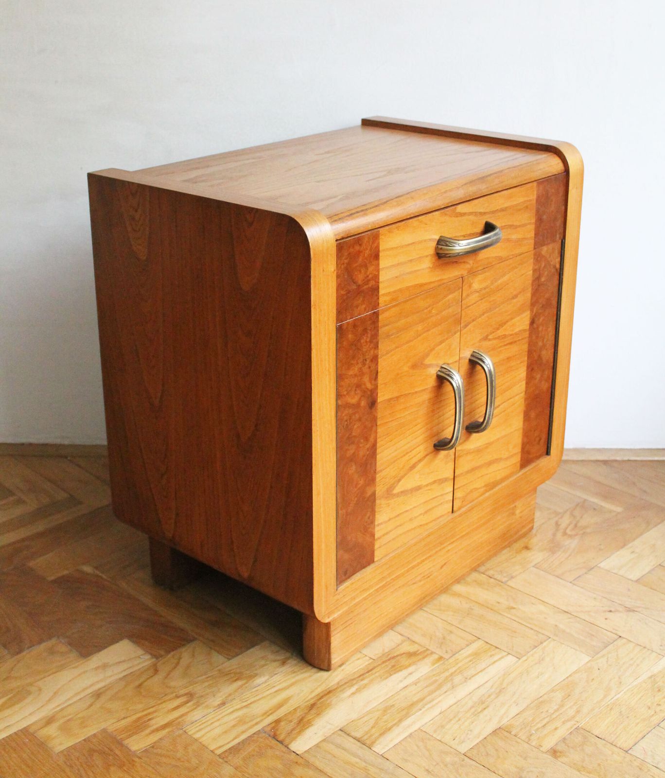 photo vintage Pair Of 1930s Art Deco Bedside Tables