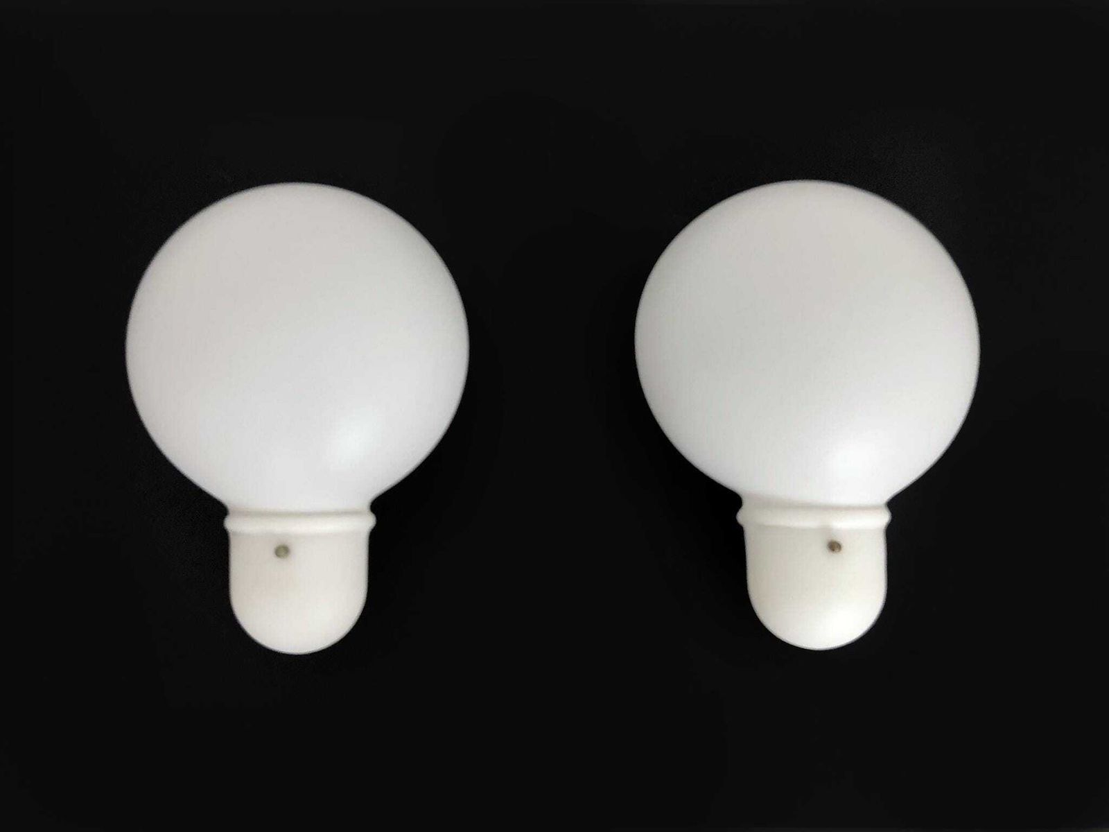Groot paar vintage Italiaanse wandlampen in gloeilamvorm. Nfs Lamp