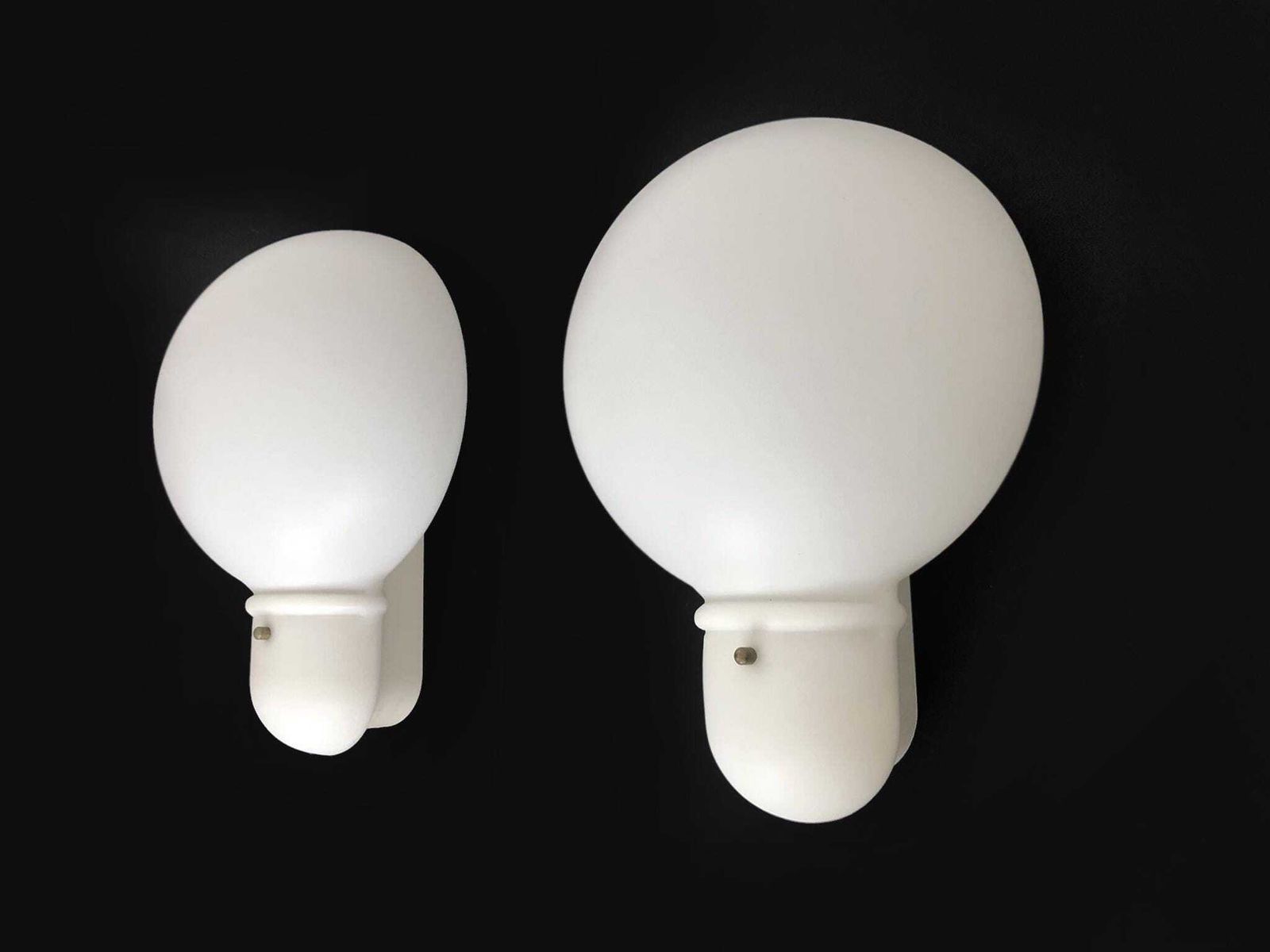 Groot paar vintage Italiaanse wandlampen in gloeilamvorm. Nfs Lamp photo Verlichting