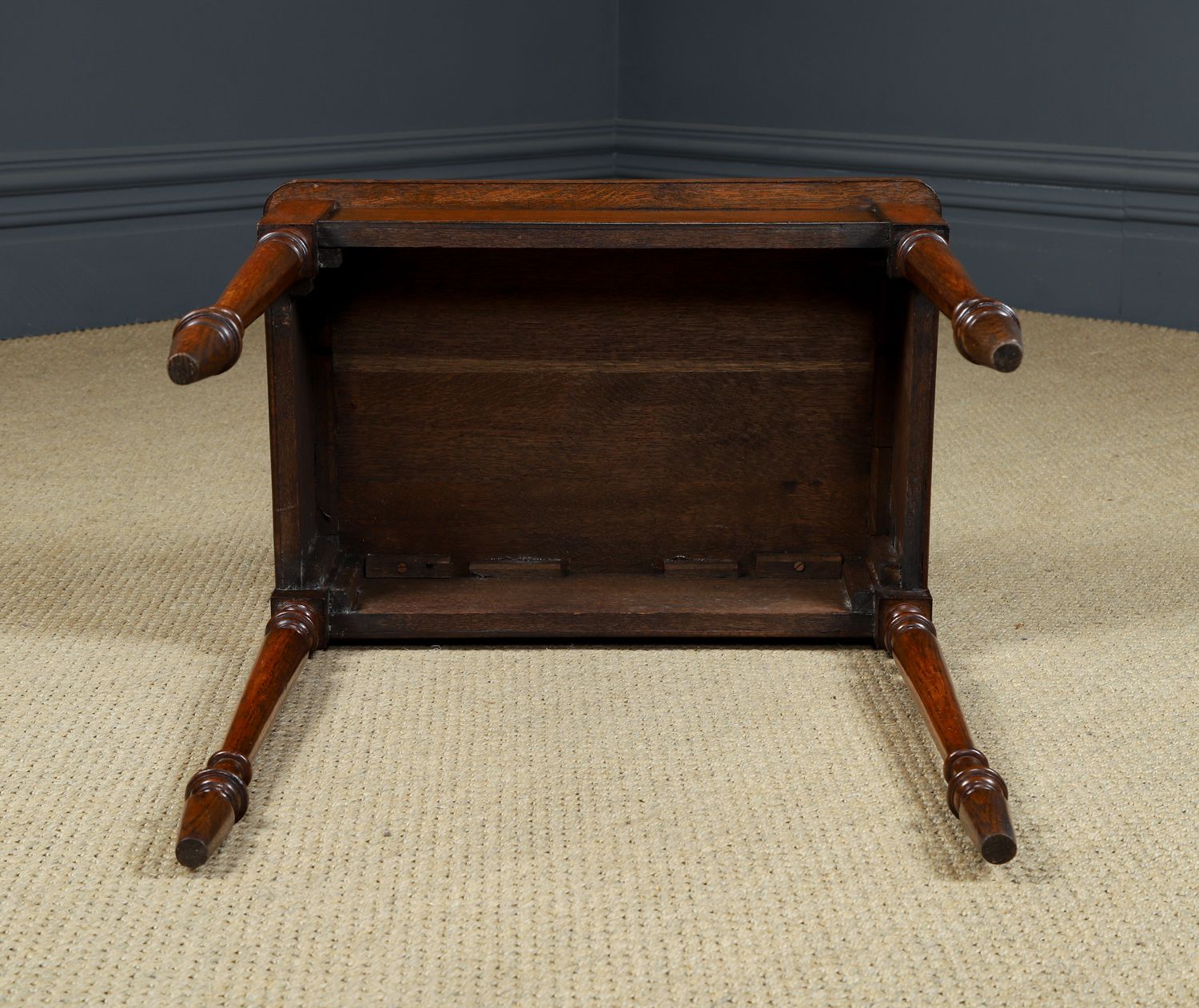 photo vintage Small English Victorian Oak Occasional Side Table / Bedside  / Nightstand (Circa 1900)