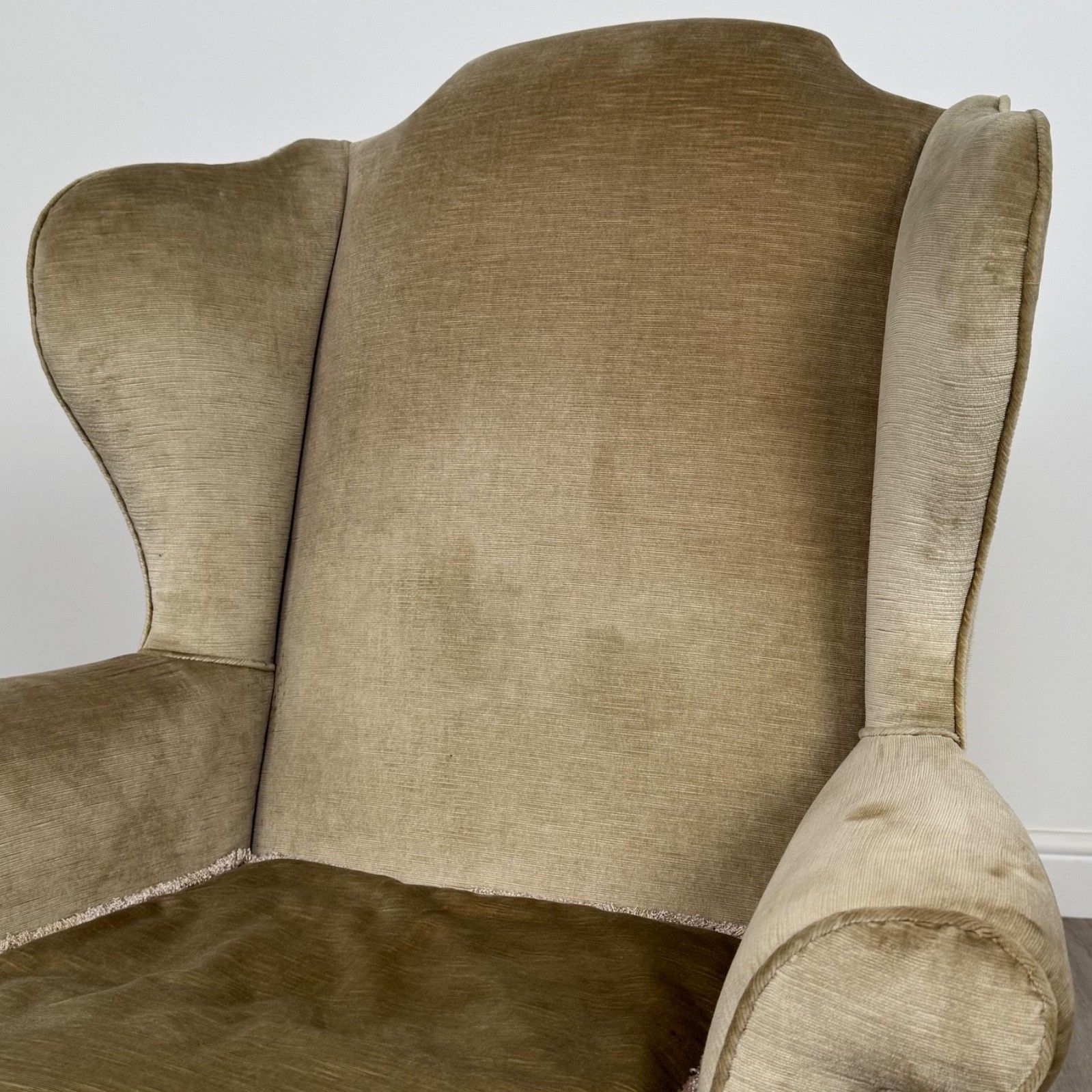 photo furniture Antique 20th Century Wingback Armchair In Mahogany