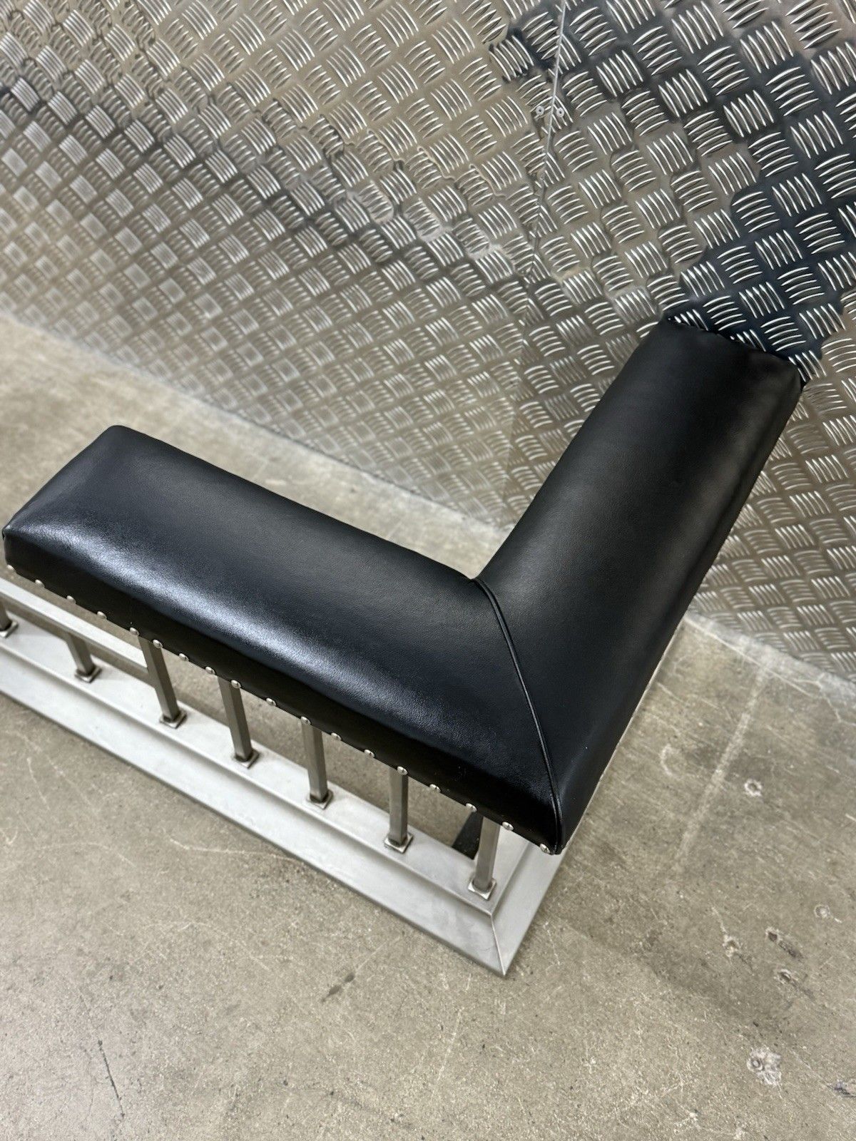 photo furniture Club Fender From “Acres Farm” Fireside Leather Fire Fender  Rrp £4200 🚚 Avail
