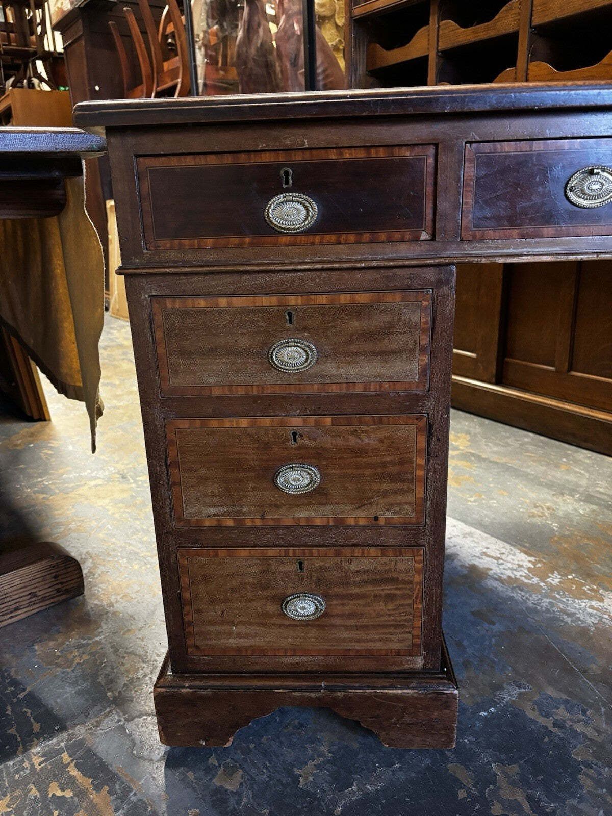 photo vintage Edwardian Inlaid Mahogany Pedestal Desk With Brown Top.