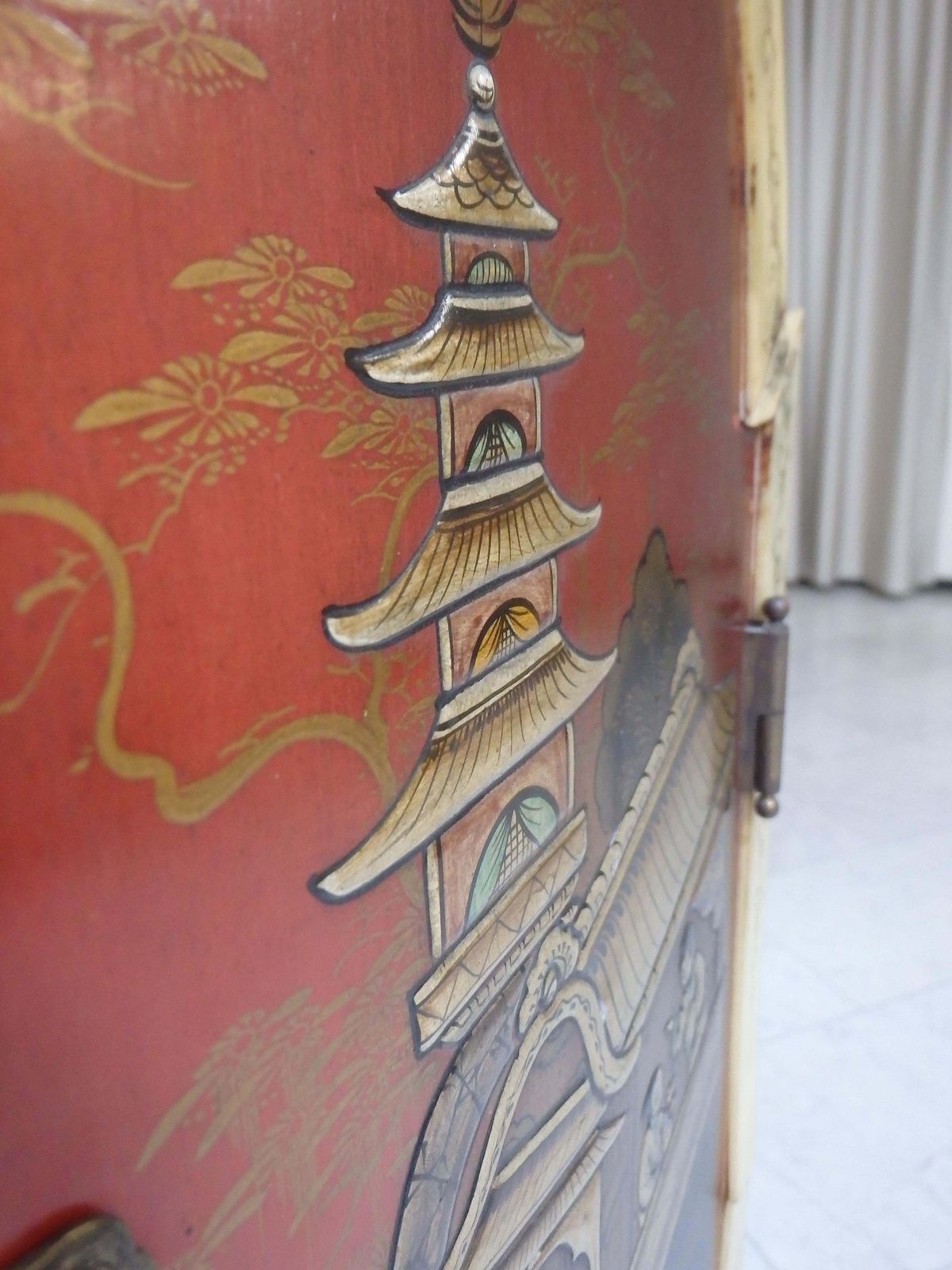 1920 Elegant Japonisem Red And Gold Dry Bar With Sculpted Figures And Pagodes photo vinterior