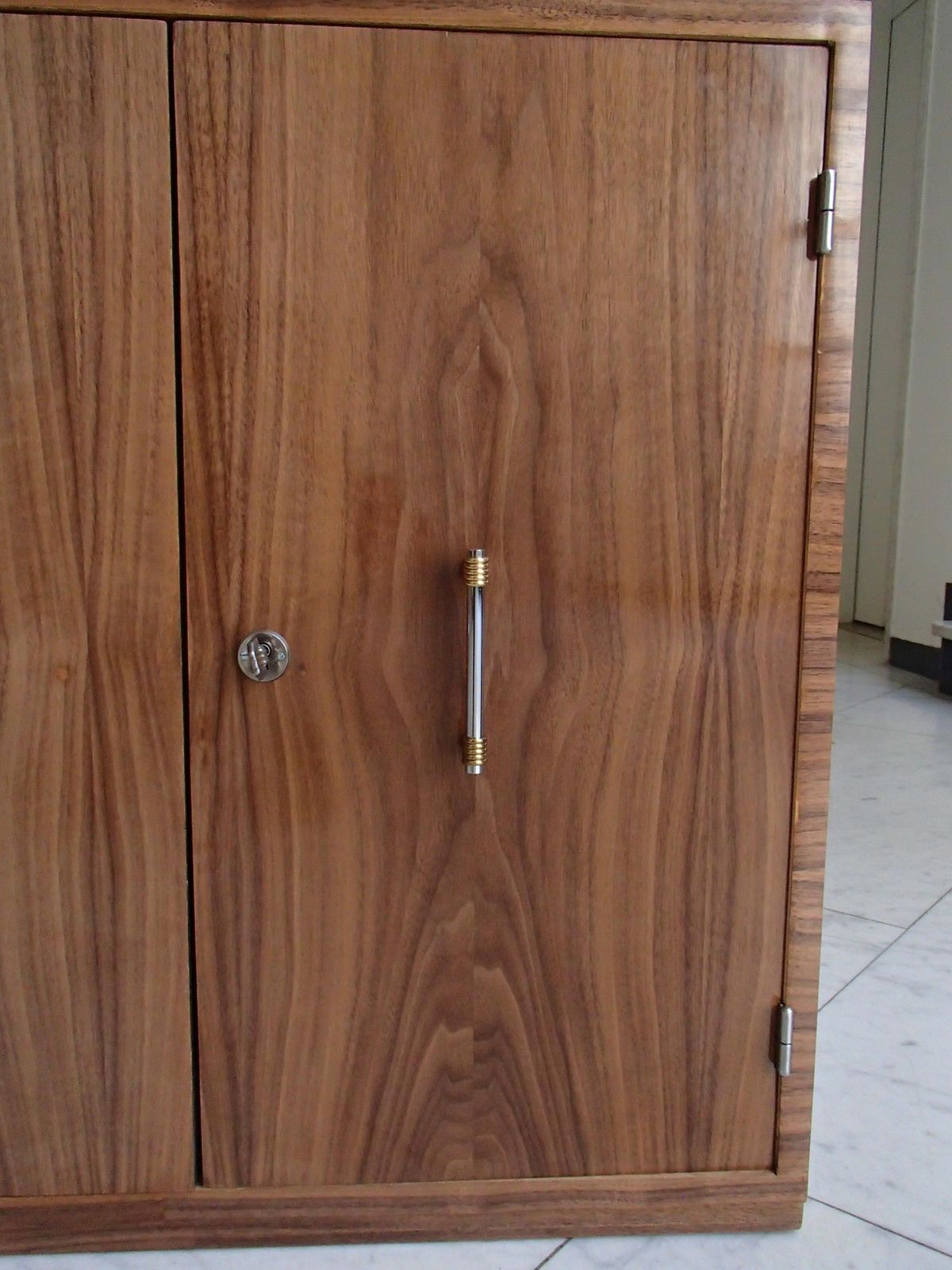 photo furniture Art Deco Narrow Bar With 2 Doors And Bottle Compartment Walnut And Chrome