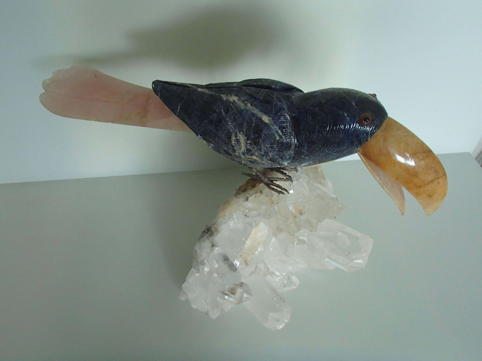 photo buy Tucan Sitting On A Cristall Made Of Sodalith And Rose Quarz