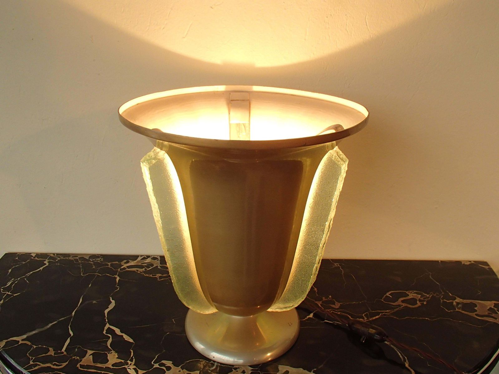 Art Deco Tulip Table Lamp With Thick Glass Inlays Golden photo vinterior
