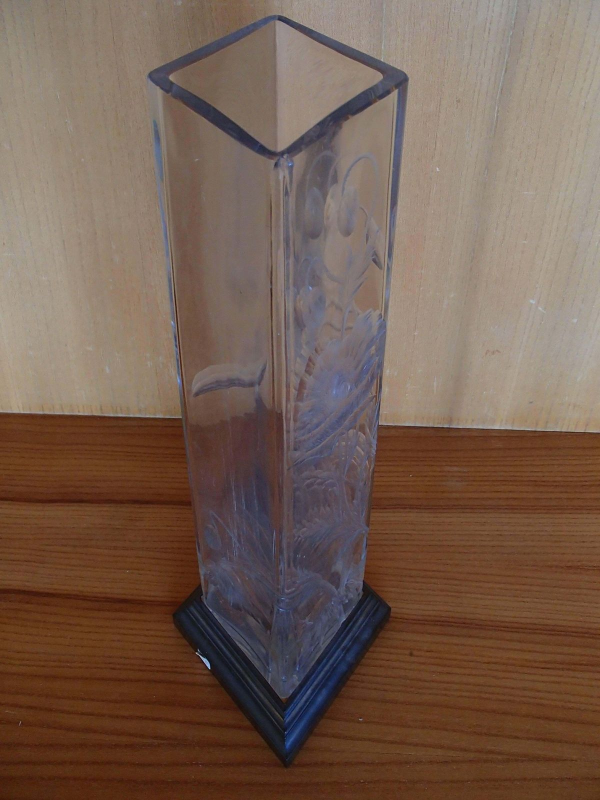 photo furniture Art Deco Baccarat Vase With Engraved Poppy Flowers Bronze Base Gold Plated