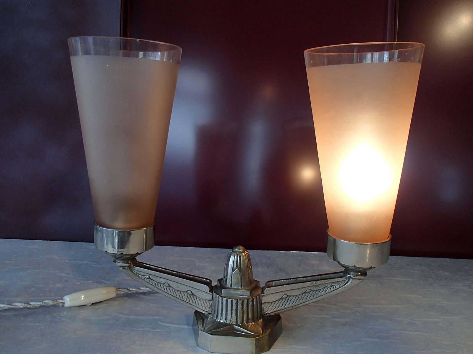 Elegant 1920s Table Lampe Pale Rose Frosted Glass Bronze Nickeled photo vinterior
