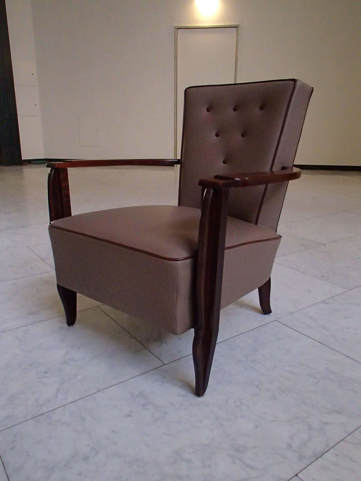 photo furniture Pair Of 1940 Leather Lounge Chairs