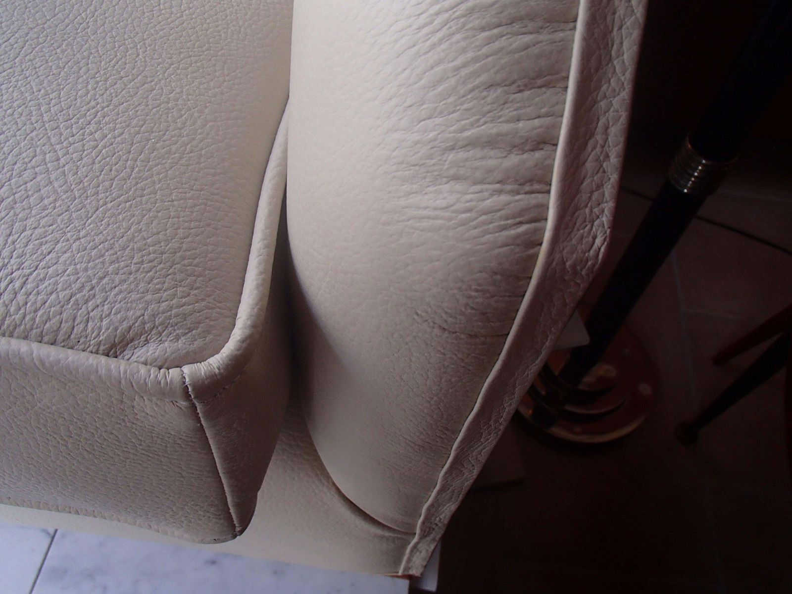 photo furniture 1930 Pair Of Armchairs Off White Leather And Rosewood