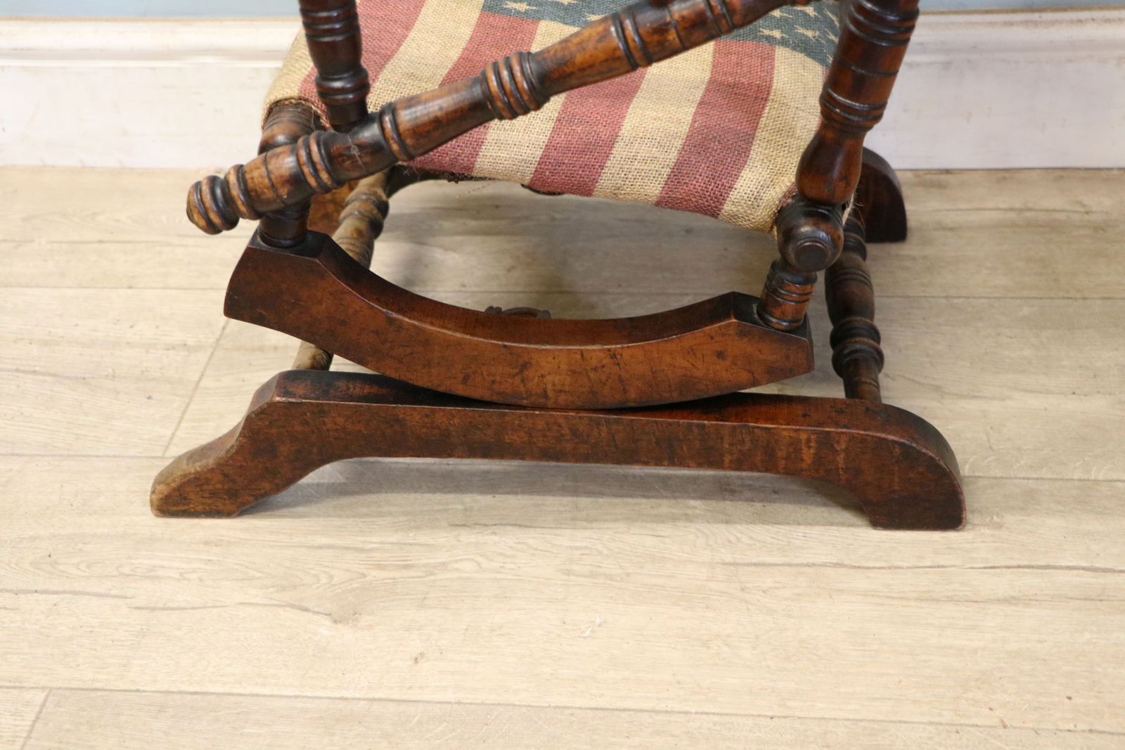 photo vintage An Absolutely Lovely, Charming Late 19th Century American Child’s Rocking Chair.