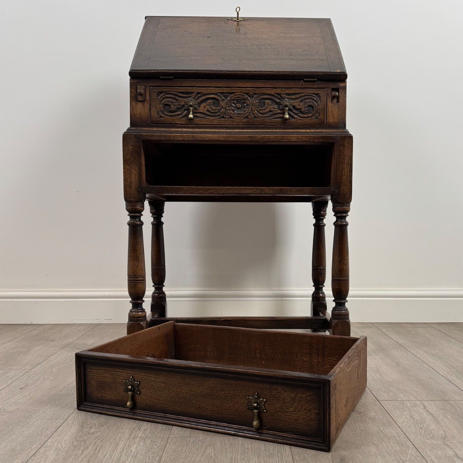 585.0 Antique 20th Century Fine Quality Small Oak Bureau photo