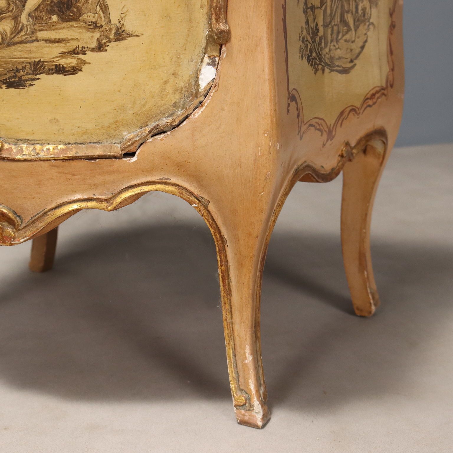 photo furniture Coppia Di Comodini In Stile Barocchetto Veneziano