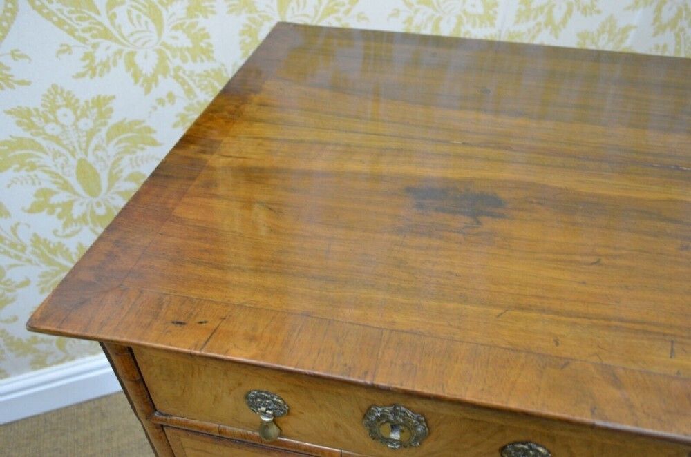 photo vinterior Early 18th Century Walnut Chest Of Drawers
