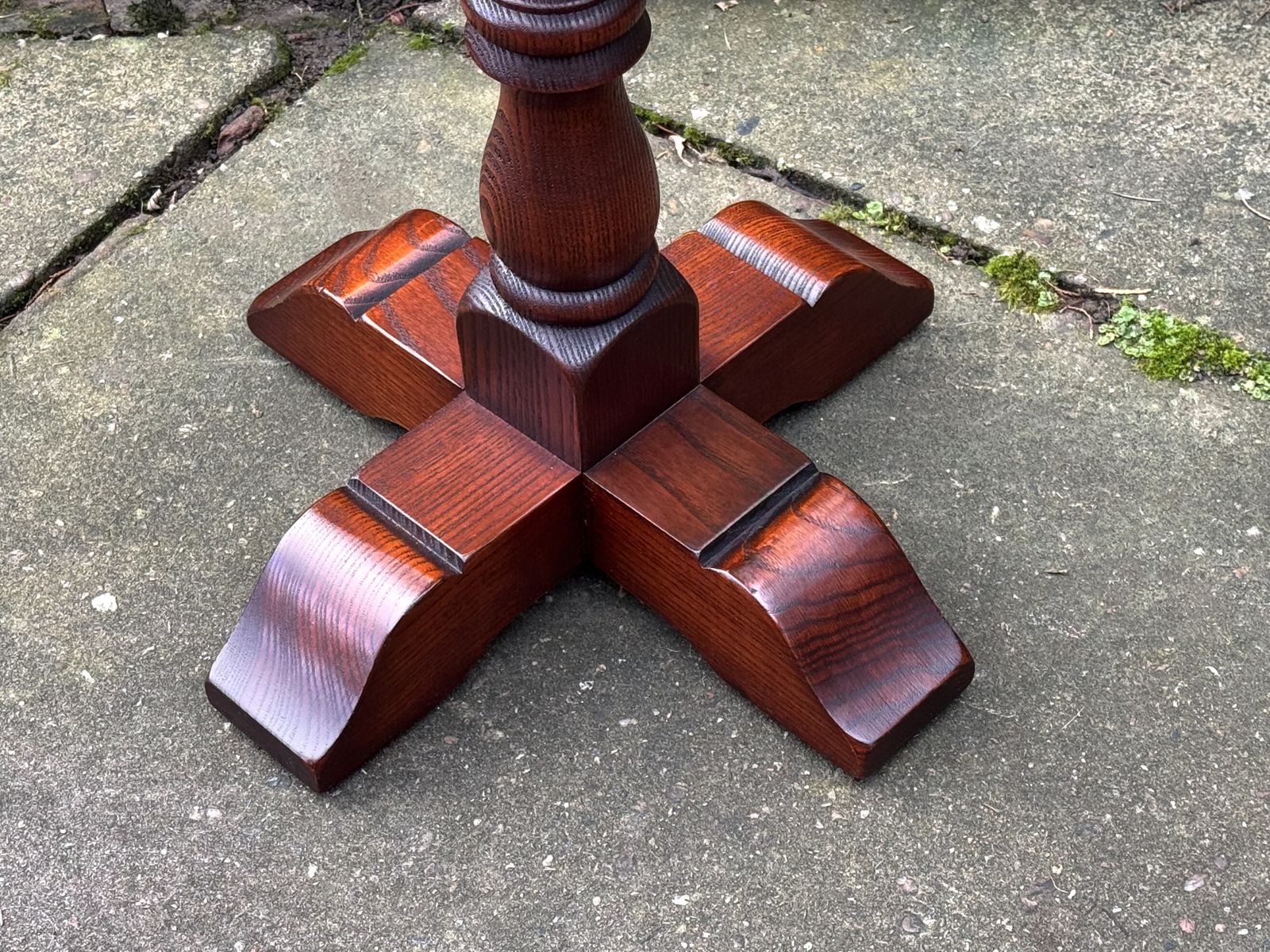 photo vinterior A Wood Brothers Old Charm Tudor Brown Solid Oak Occasional Lamp / Wine / Coffee Table