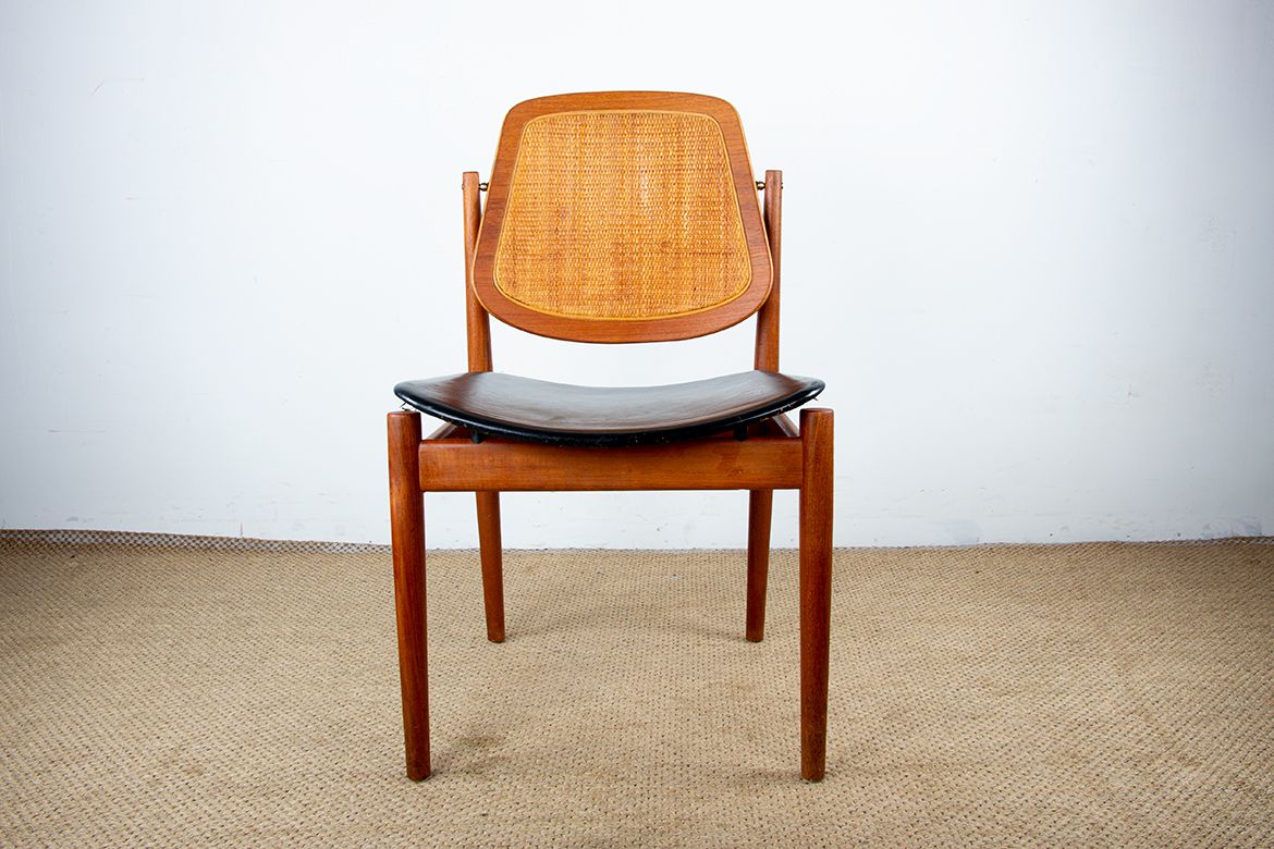 Ensemble de 6 chaises danoises en teck, cannage et cuir, modèle FD 187, par Arne Vodder pour France & Son, 1956.