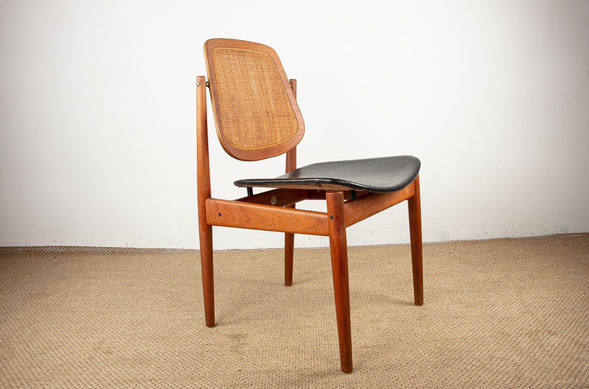photo vinterior Ensemble de 6 chaises danoises en teck, cannage et cuir, modèle FD 187, par Arne Vodder pour France & Son, 1956.