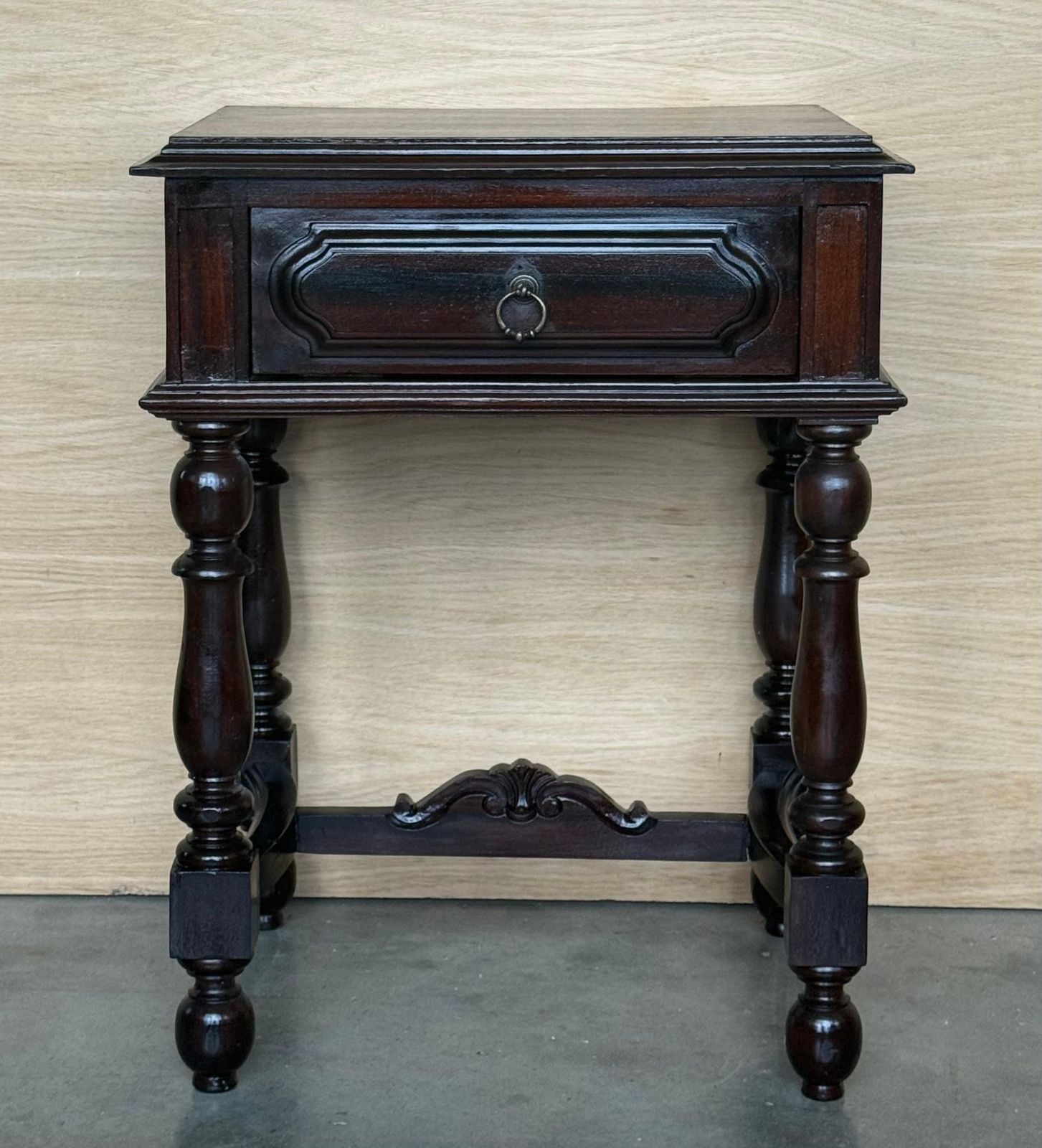 Paire de tables de chevet espagnoles en noyer sculpté, pieds salomoniques et tiroir photo furniture