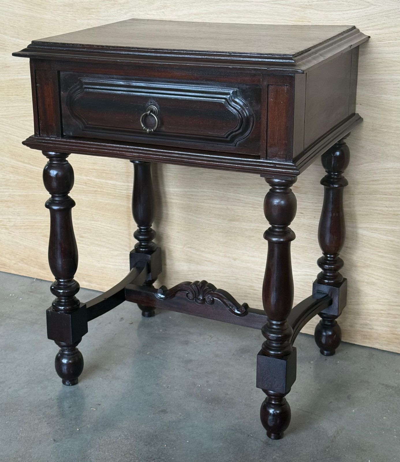 Paire de tables de chevet espagnoles en noyer sculpté, pieds salomoniques et tiroir photo vinterior