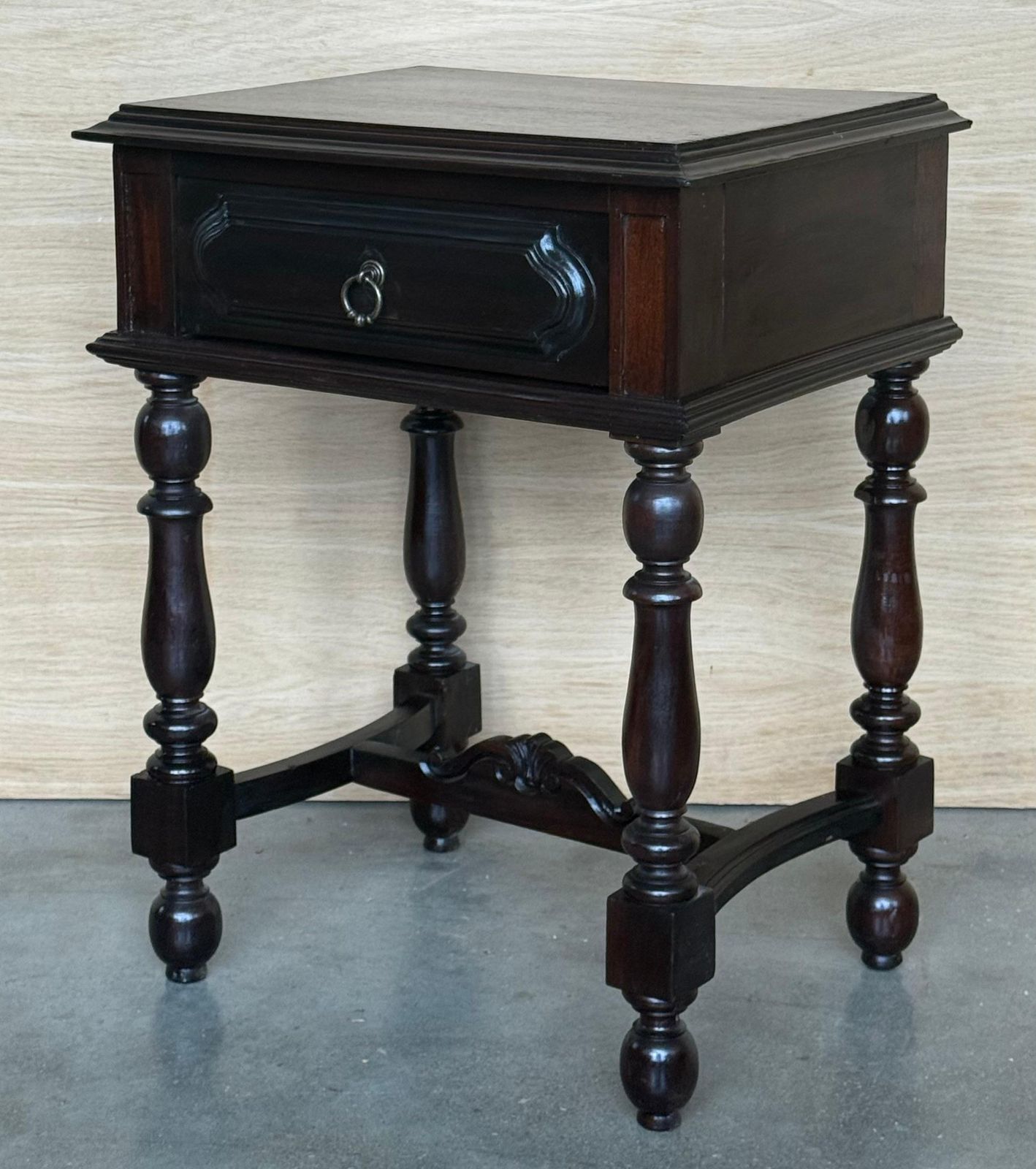 Paire de tables de chevet espagnoles en noyer sculpté, pieds salomoniques et tiroir photo buy