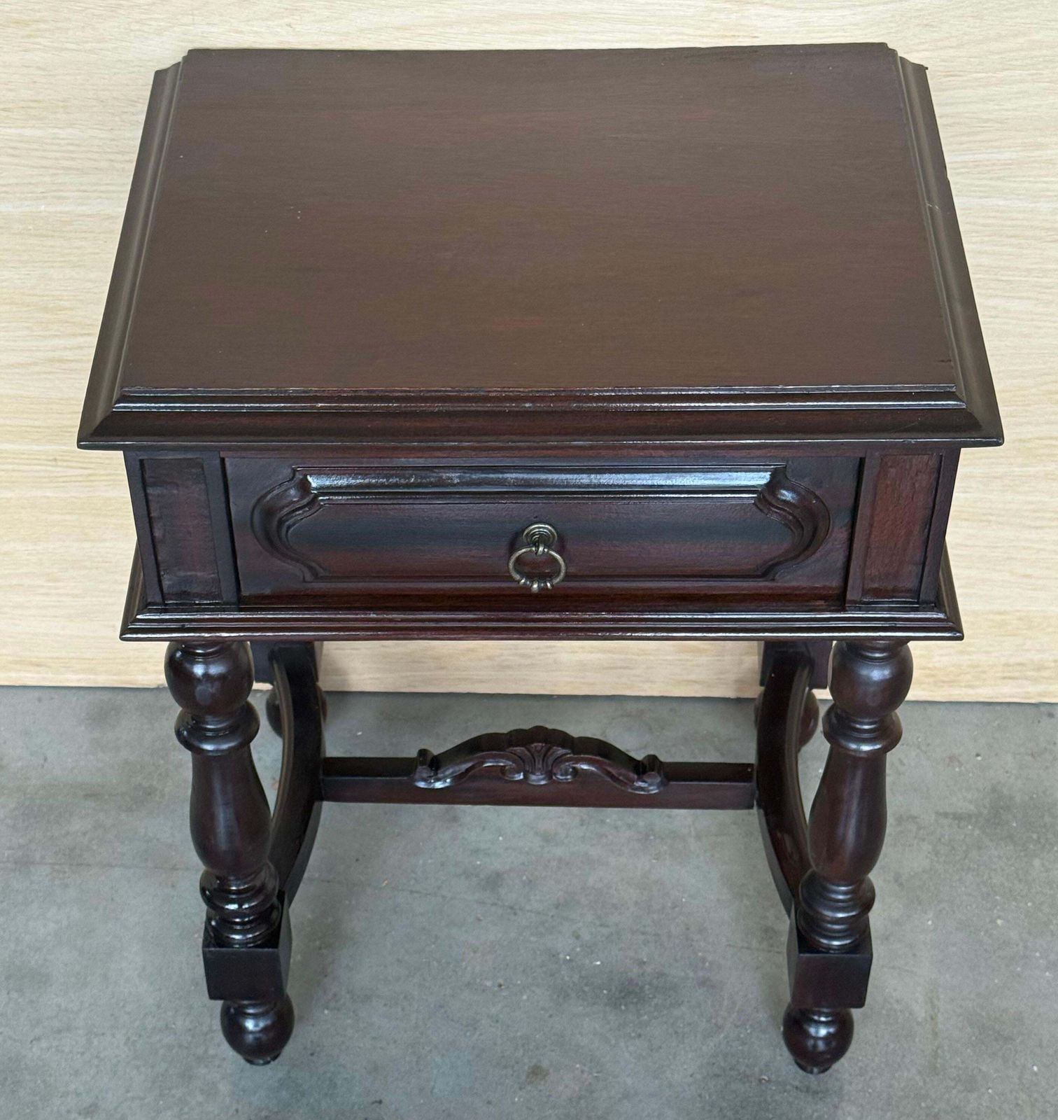photo furniture Paire de tables de chevet espagnoles en noyer sculpté, pieds salomoniques et tiroir