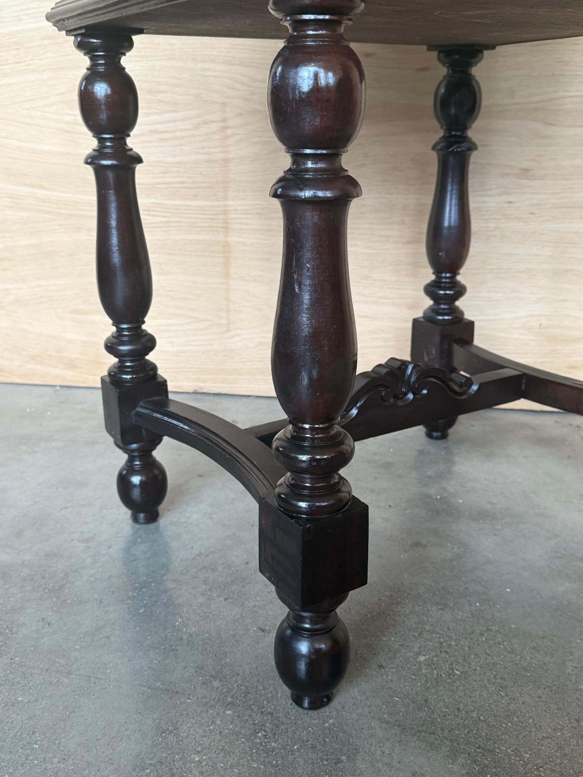 2388.0 Paire de tables de chevet espagnoles en noyer sculpté, pieds salomoniques et tiroir photo