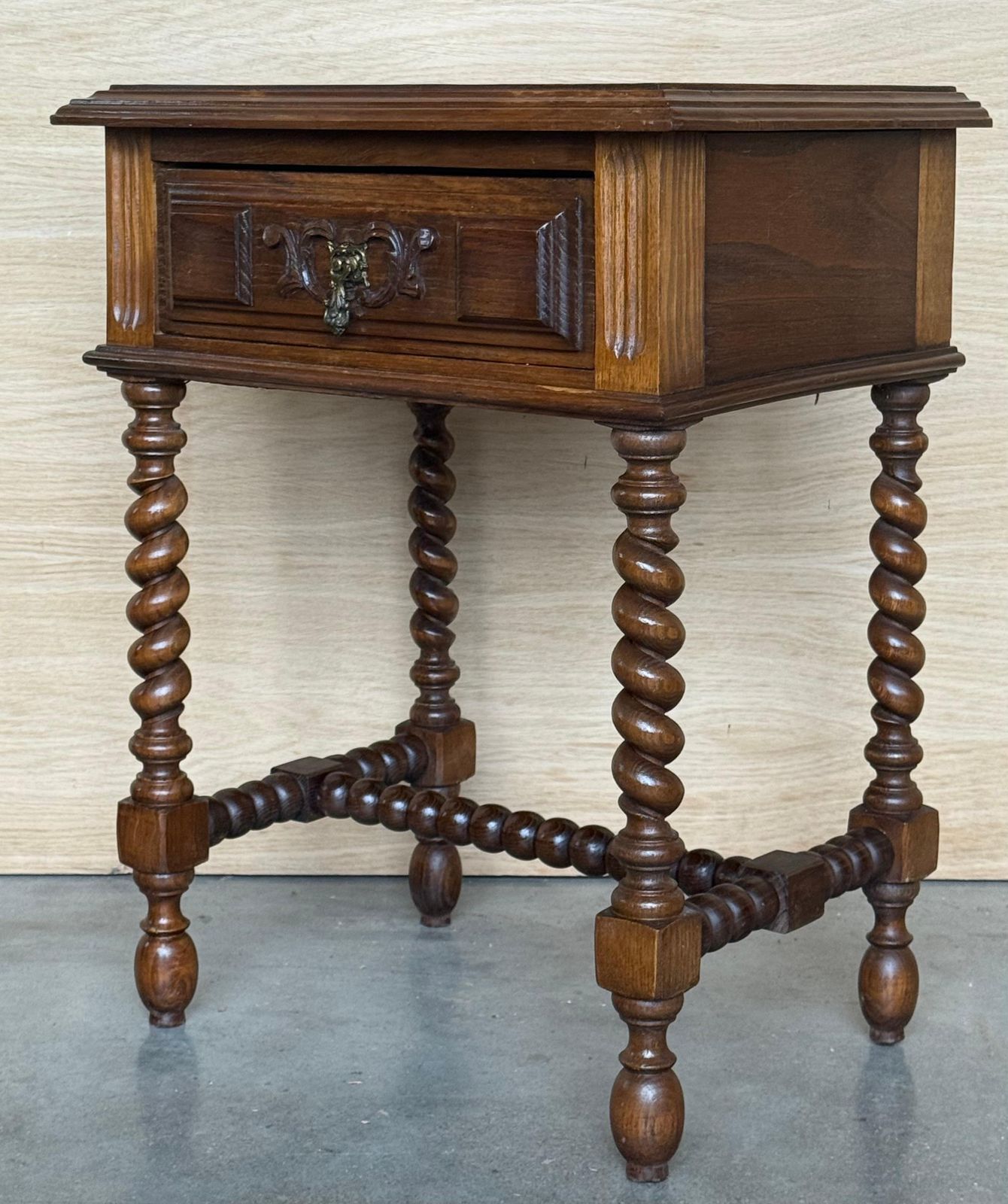photo furniture Paire de tables de chevet espagnoles en noyer clair sculpté, pieds salomoniques et tiroir