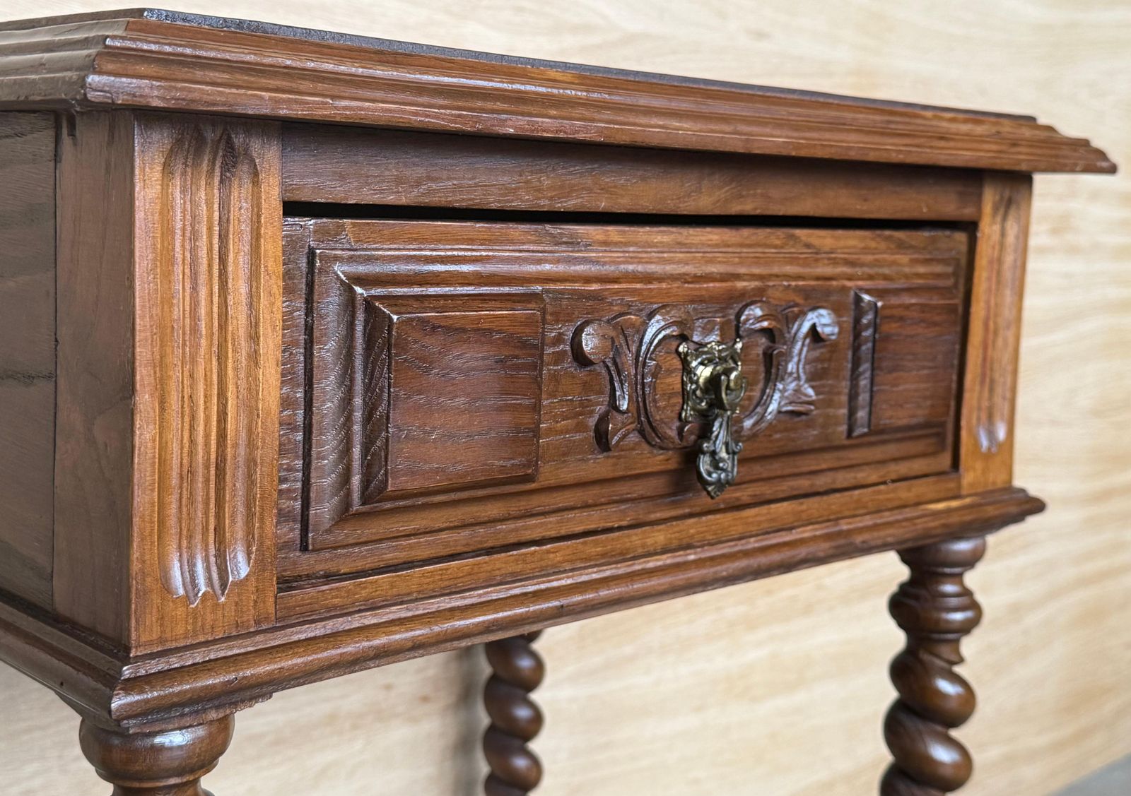 Mobilier Paire de tables de chevet espagnoles en noyer clair sculpté, pieds salomoniques et tiroir photo