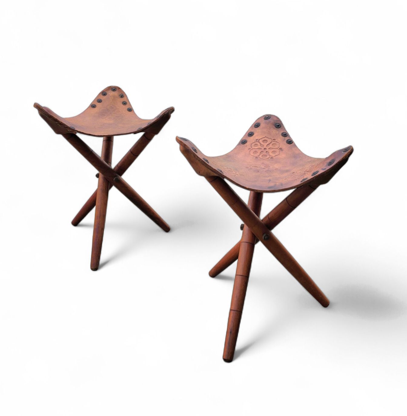 photo vintage 2 X Matching Vintage Tooled Leather Tripod Chair / Camp Chair /