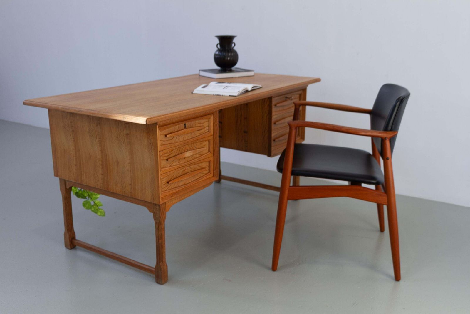 photo vinterior Mid Century Danish Freestanding Oak Desk Attributed To Henning Kjærnulf, 1960s.