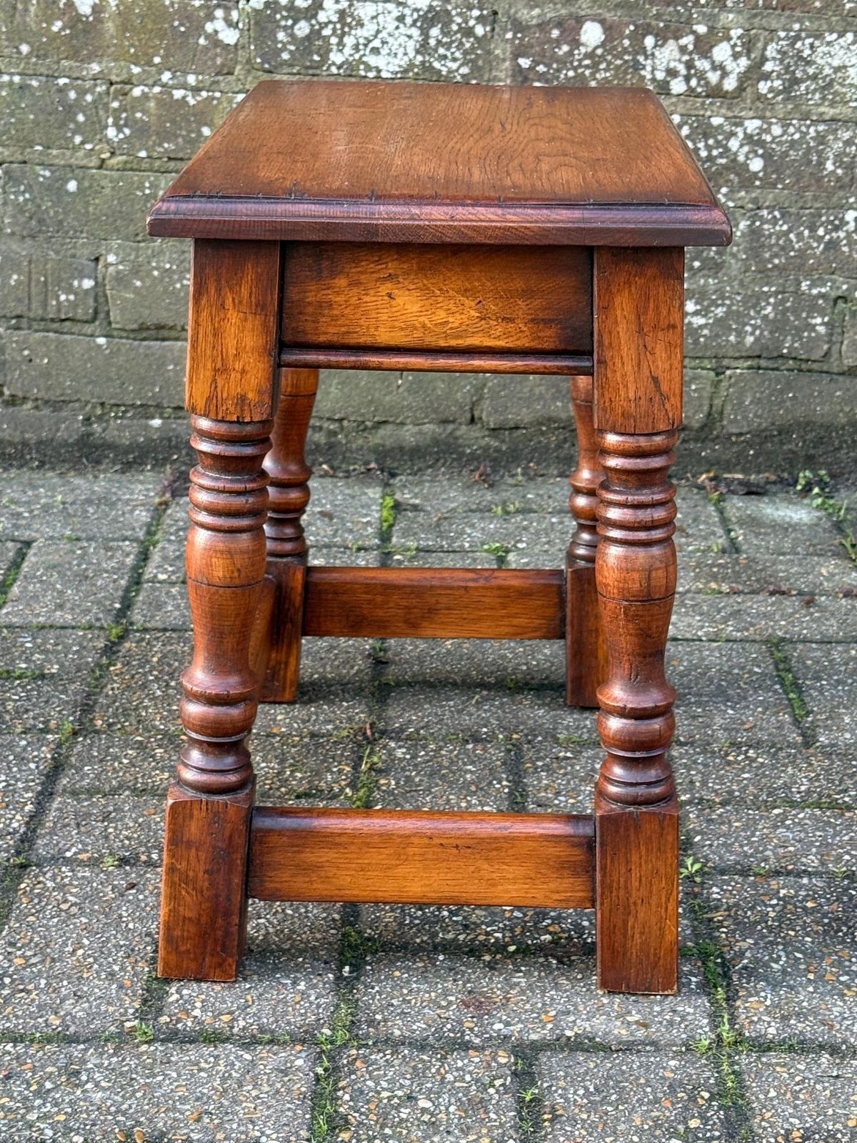 135.0 Quality Vintage Solid Wood Small Side Table English Traditional Occasional Table C1950s (49cm W, 44cm H) photo