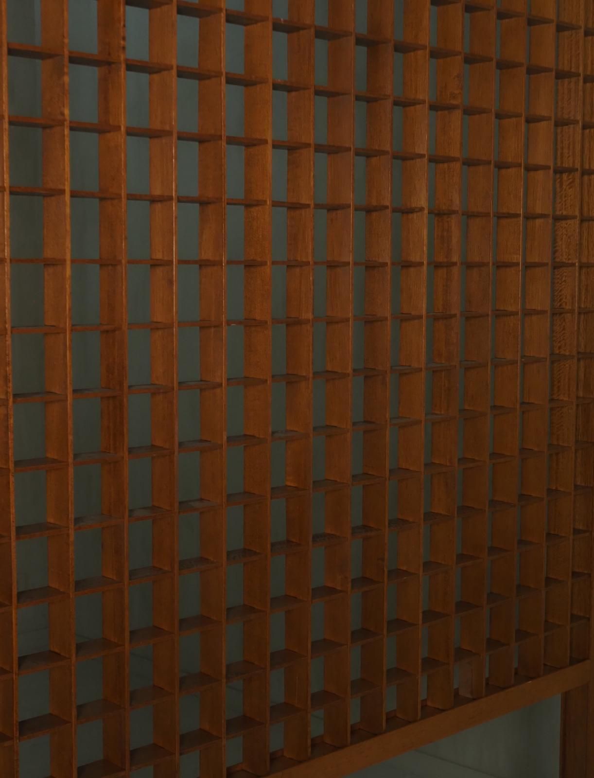 photo furniture Wooden Room Divider With Lattice Design