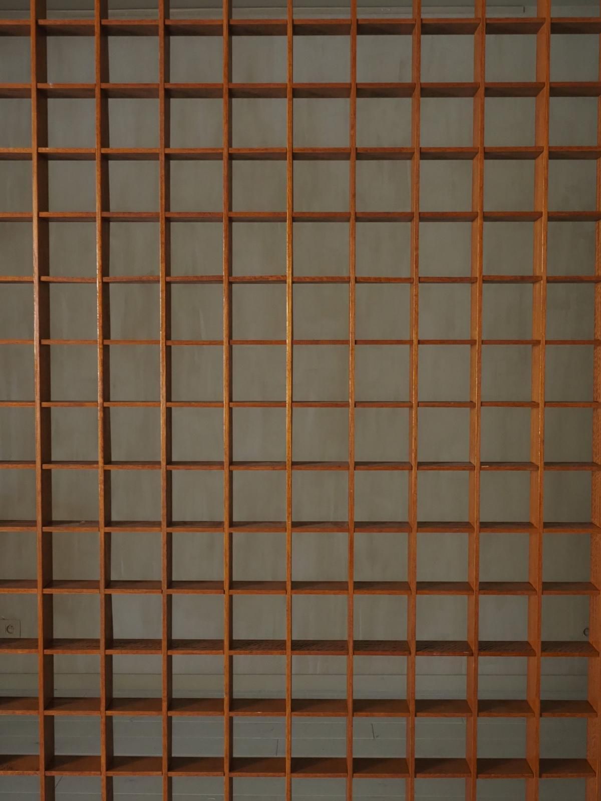1572.0 Wooden Room Divider With Lattice Design photo