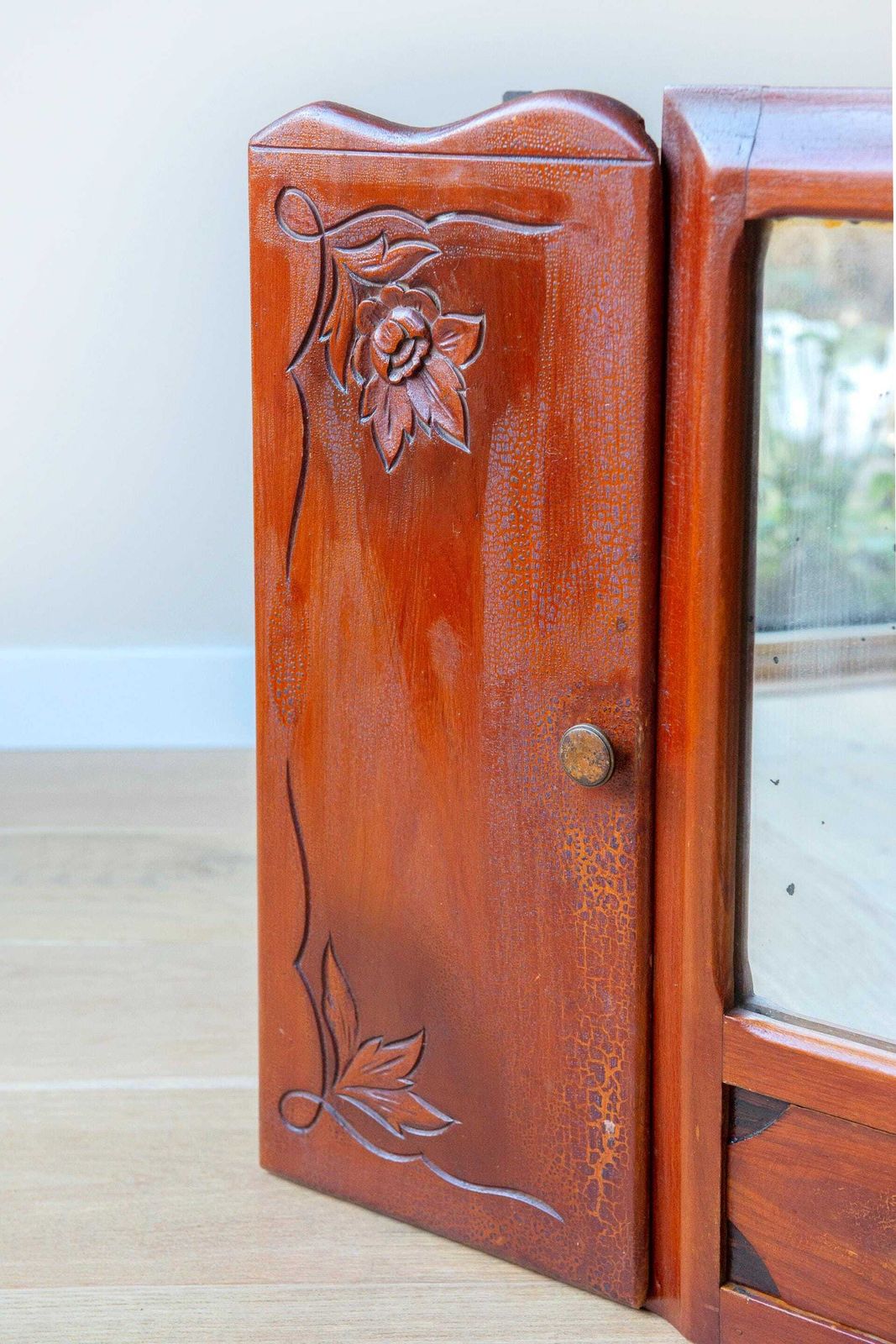 photo for sale Antiek Frans Medicijnkastje Met Spiegel – Grote Art Nouveau Hangkast Met Bloemenmotieven