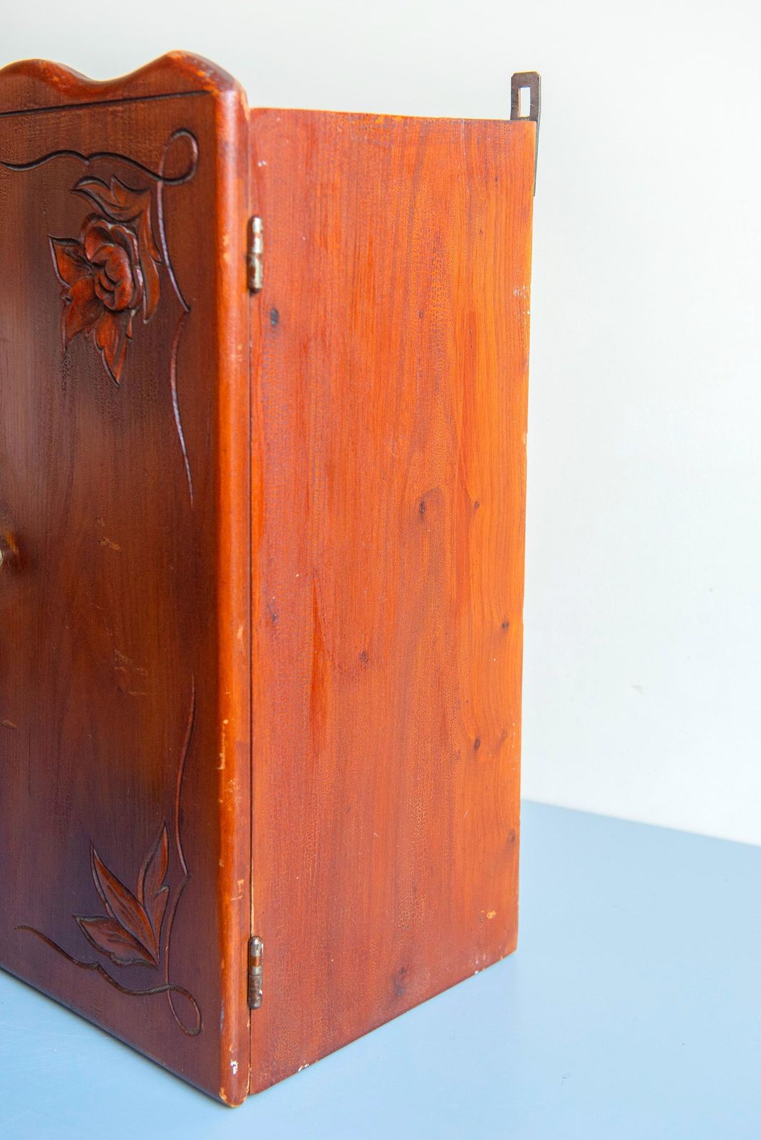 Meubels Antiek Frans Medicijnkastje Met Spiegel – Grote Art Nouveau Hangkast Met Bloemenmotieven photo