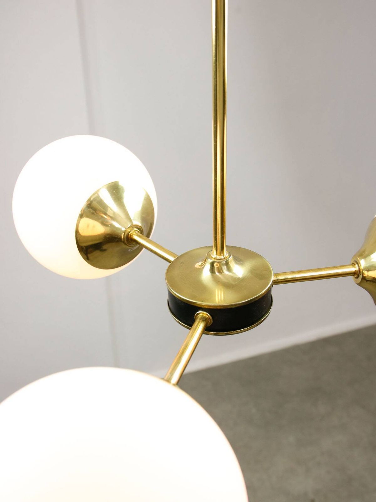 photo vinterior Mid Century Modern Italian Chandelier In Brass And Opaline Glass, 1960s.