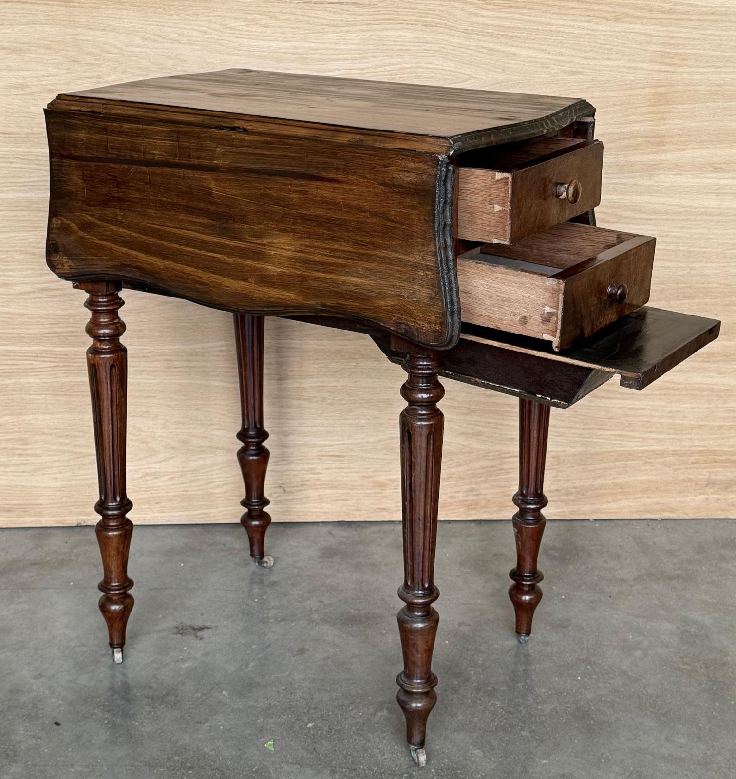 Paire de tables d'appoint victoriennes à abattants, pieds tournés et roulettes photo buy