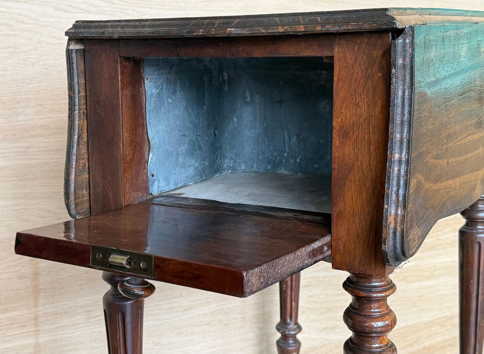photo for sale Paire de tables d'appoint victoriennes à abattants, pieds tournés et roulettes