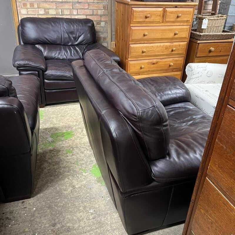 photo furniture Pair Matching Large Leather Armchairs Dark Chocolate Colour Wide Arms Preloved