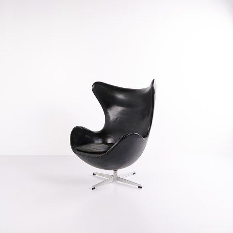 The Egg   Arne Jacobsen   Black Original Leather   Fritz Hansen   1950s   Older Model photo furniture