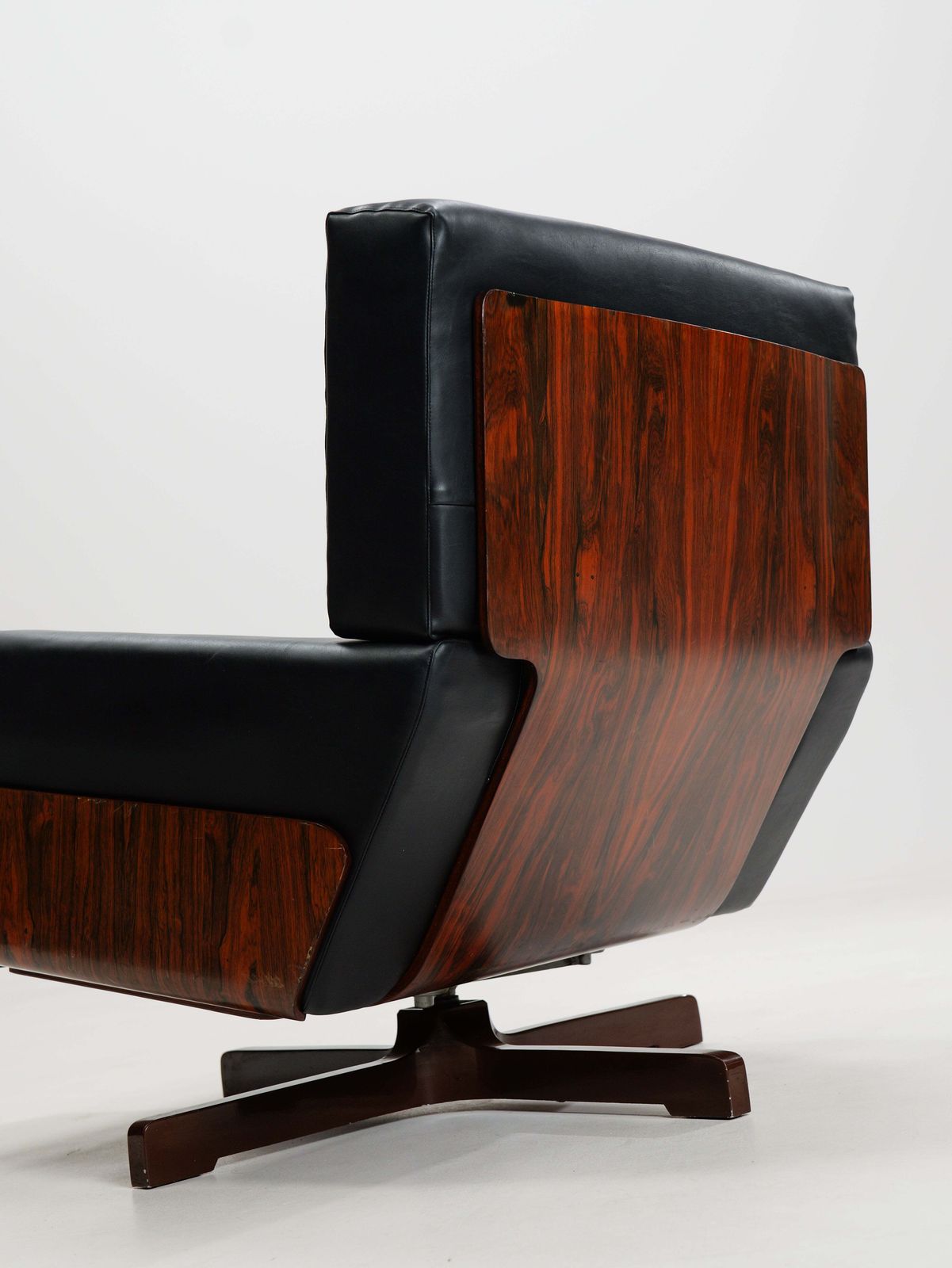 photo furniture Swivel Rosewood Model 401 Armchair By Menilio Taro For Cinova, 1960s