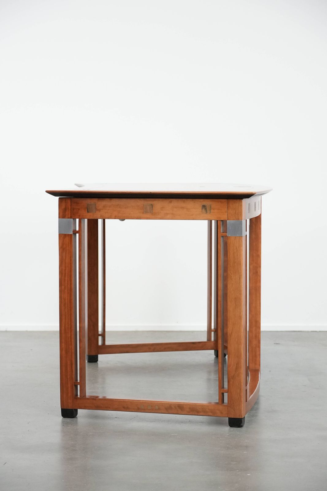 Gebogen Art Deco Bureau Met Elegante Vormen En Mooie Afwerking photo furniture