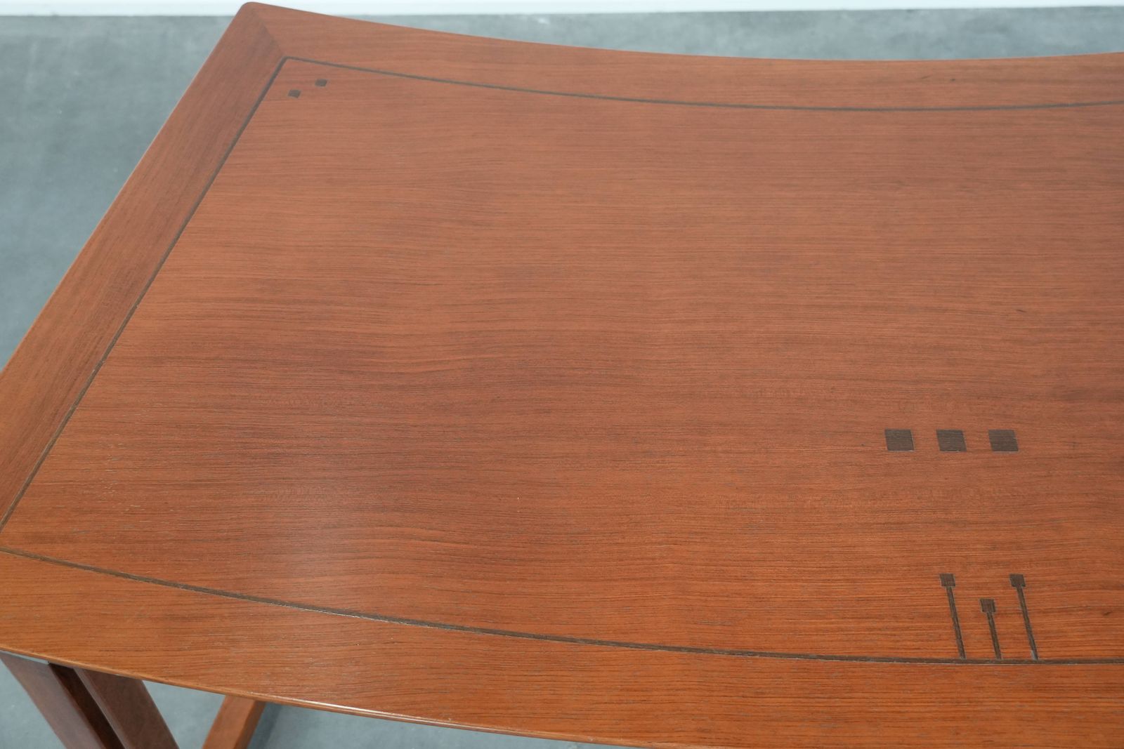 Gebogen Art Deco Bureau Met Elegante Vormen En Mooie Afwerking photo 2114.0