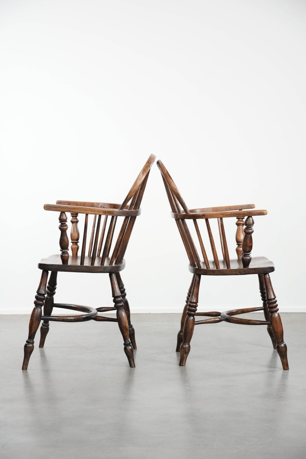 Antieke Set Van 2 Windsor Stoelen Met Karakter, Een Mooie Kleurstelling En Een Prachtige Patina photo Meubels
