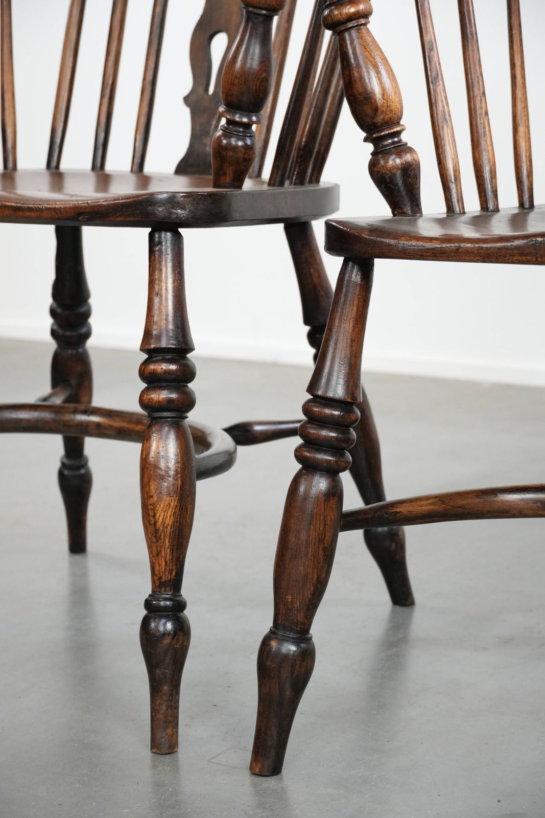 887.0 English Antique Set Of 2 Windsor Chairs With Character, A Beautiful Color Scheme And A Beautiful Patina photo