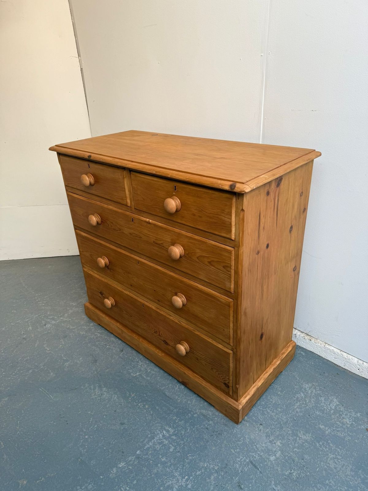 A Cracking Arts & Crafts Waxed Pine 5 Drawer Chest Of Drawers
